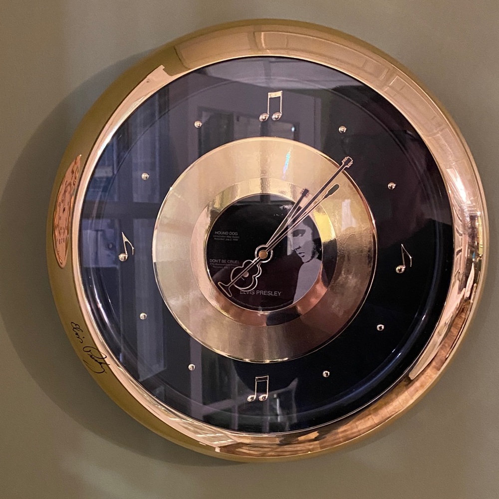 ELVIS : A vintage Elvis Presley gold record clock produced in the 1990’s
